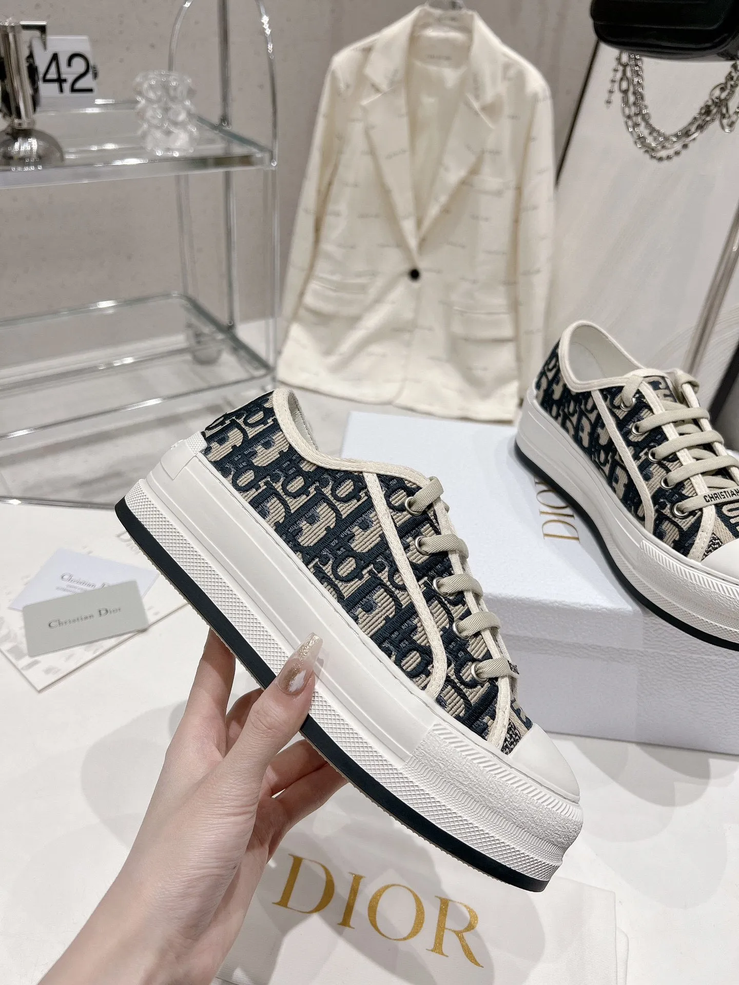 👟👟Ex-factory price 520👟👟 Dior Dior Walk'n series presbyopic embroidery thick-soled canvas shoes casual sneakers original purchase development and production This Walk'n'Dior thick-soled sneaker is a fashionable item that enhances the style of the series. Oblique printed cotton embroidered upper with comfortable platform sole, tongue and Christian Dior 👟👟 ex-factory aris signature laces. Can add fashionable temperament to all kinds of casual looks ▪️Fabric: Original customized imported Oblique printed embroidery ▪️Inner lining: Imported soft sheepskin lining ▪️Outsole: Original exclusive molded T👟👟Factory price U material ▪️Sole thickness: 4.5CM ▪️Size: Women's 35-40